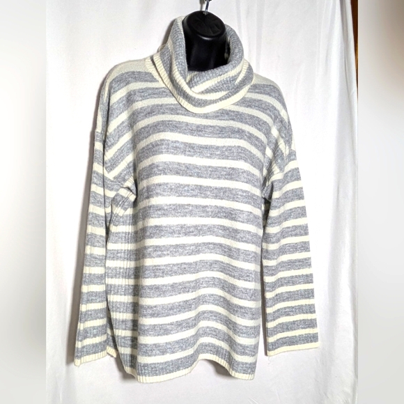 NWT‎ Women's LOFT Gray & Cream Winter Stripe Rib Trim Turtleneck Sweater | M - Picture 1 of 8